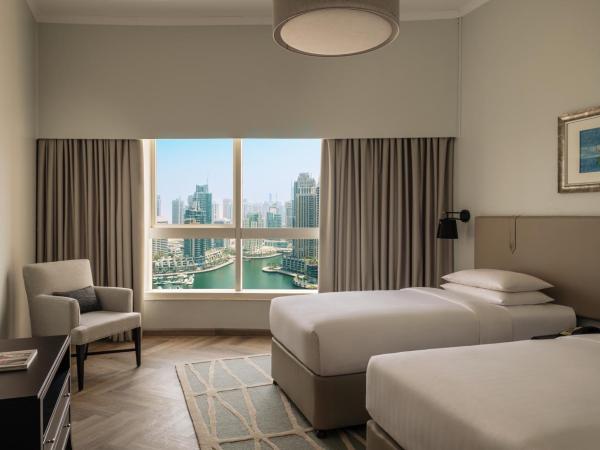 Dubai Marriott Harbour Hotel And Suites : photo 1 de la chambre renovated, two bedroom marina view with balcony, 1 king and 2 twin