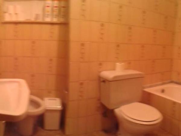 Hostal Pumar : photo 10 de la chambre chambre triple avec salle de bains commune - vue sur jardin