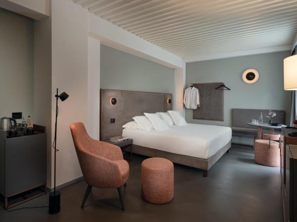 VIS Urban Suites&Spa : photo 7 de la chambre chambre lit queen-size avec baignoire spa