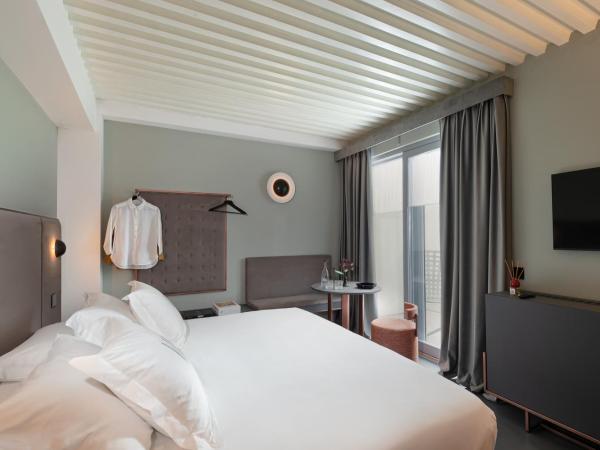 VIS Urban Suites&Spa : photo 1 de la chambre chambre lit queen-size avec baignoire spa