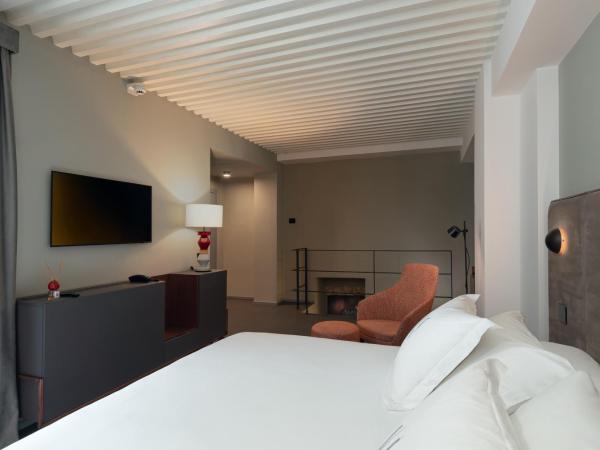 VIS Urban Suites&Spa : photo 8 de la chambre chambre lit queen-size avec baignoire spa