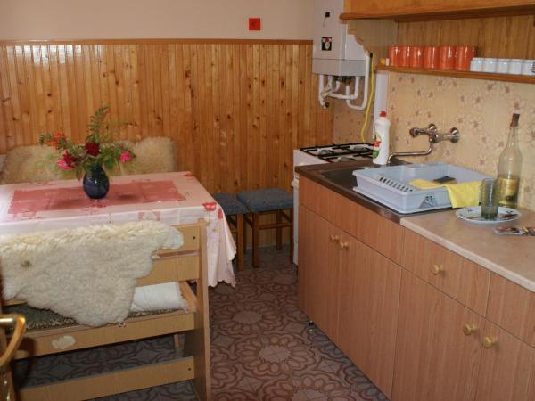 Róna Vendégház : photo 4 de la chambre chambre lits jumeaux avec lit d'appoint et terrasse