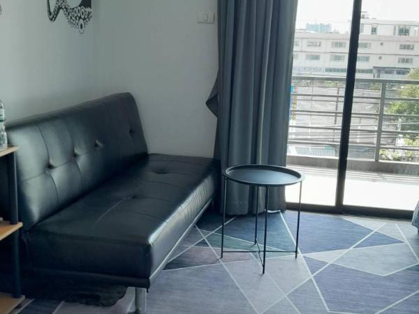HOMEY-Don Mueang Airport Hostel : photo 9 de la chambre chambre triple avec balcon