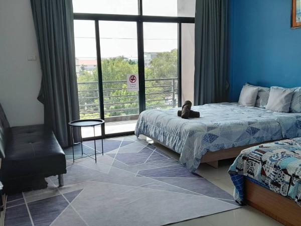 HOMEY-Don Mueang Airport Hostel : photo 4 de la chambre chambre triple avec balcon