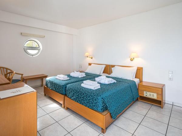 Heronissos Hotel : photo 2 de la chambre chambre deluxe double ou lits jumeaux