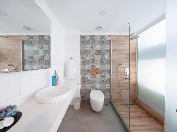 Le Bleu Hotel & Resort Kusadasi : photo 7 de la chambre suite 1 chambre avec lit king-size et terrasse