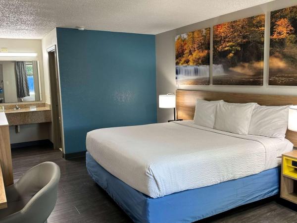 Days Inn by Wyndham Columbia NE Fort Jackson : photo 1 de la chambre chambre lit king-size standard - fumeurs