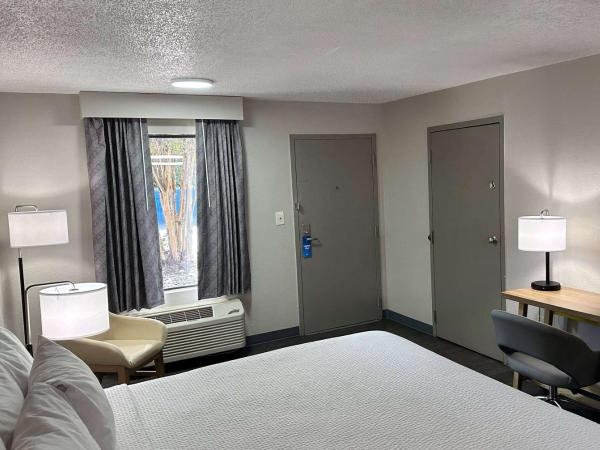 Days Inn by Wyndham Columbia NE Fort Jackson : photo 1 de la chambre chambre lit king-size - non-fumeurs