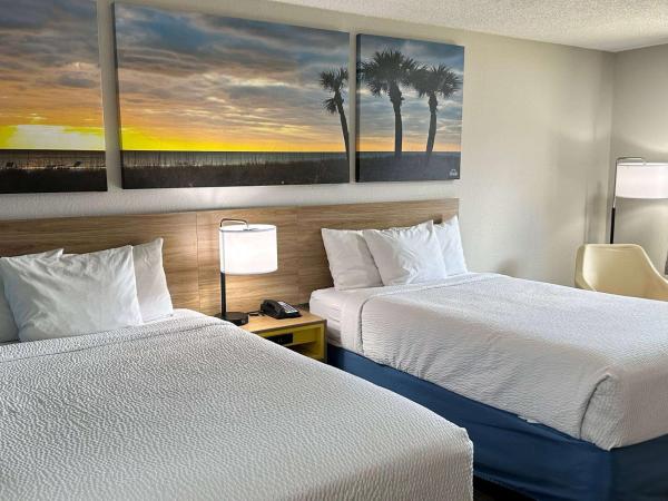 Days Inn by Wyndham Columbia NE Fort Jackson : photo 1 de la chambre chambre double deluxe avec 2 lits doubles - non-fumeurs