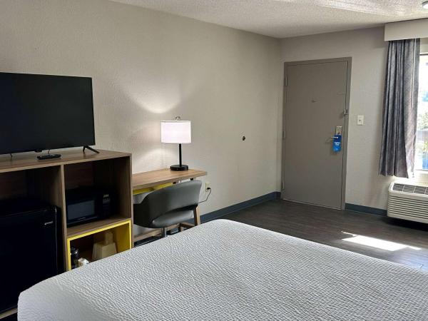 Days Inn by Wyndham Columbia NE Fort Jackson : photo 1 de la chambre chambre double - fumeurs