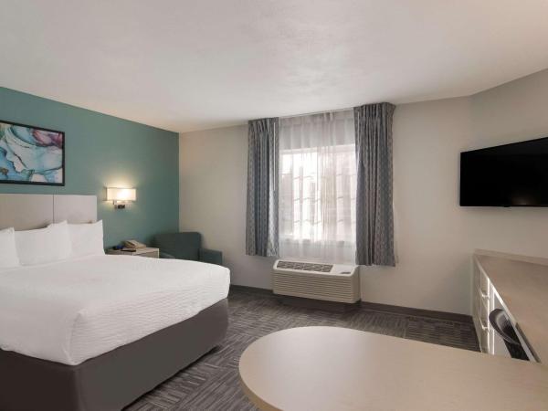 MainStay Suites Louisville Jeffersontown : photo 1 de la chambre chambre lit queen-size pour personnes à mobilité réduite avec baignoire accessible en fauteuil roulant - non-fumeurs