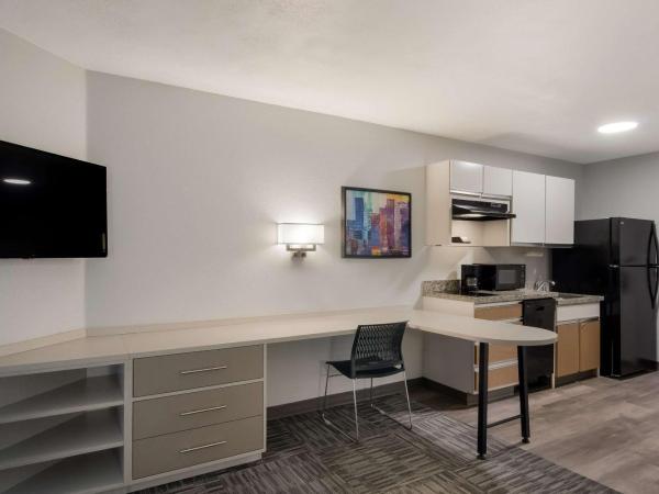 MainStay Suites Louisville Jeffersontown : photo 4 de la chambre chambre lit queen-size pour personnes à mobilité réduite avec baignoire accessible en fauteuil roulant - non-fumeurs