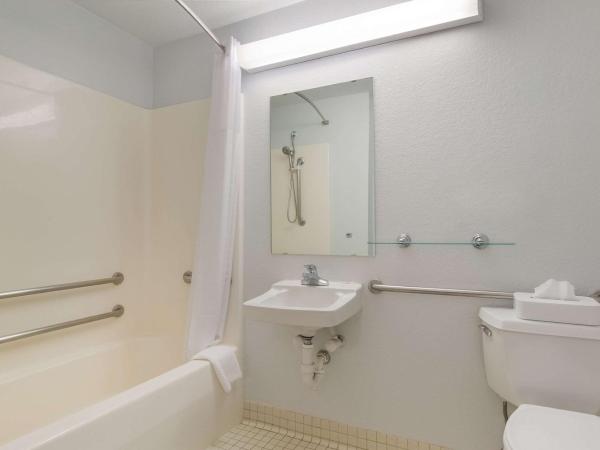 MainStay Suites Louisville Jeffersontown : photo 5 de la chambre chambre lit queen-size pour personnes à mobilité réduite avec baignoire accessible en fauteuil roulant - non-fumeurs