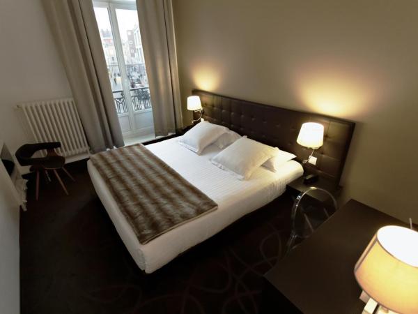 Le Saint Louis : photo 7 de la chambre chambre double avec baignoire ou douche