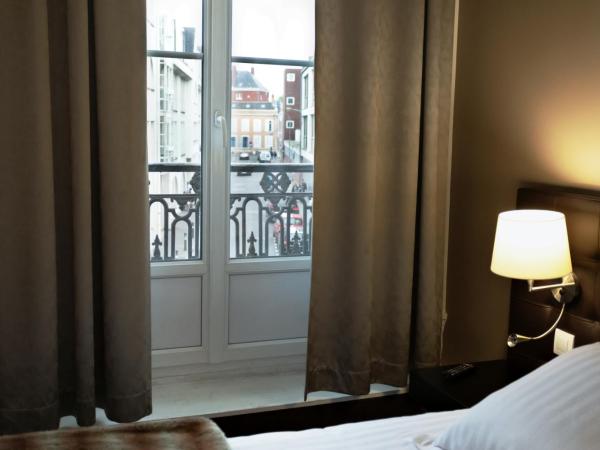 Le Saint Louis : photo 2 de la chambre chambre double avec baignoire ou douche