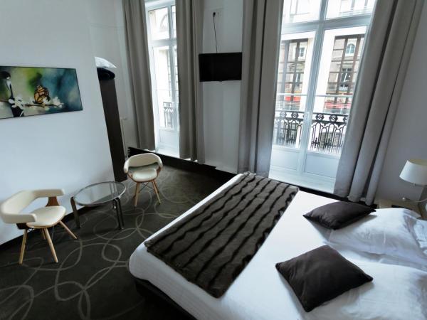 Le Saint Louis : photo 1 de la chambre chambre double avec baignoire ou douche