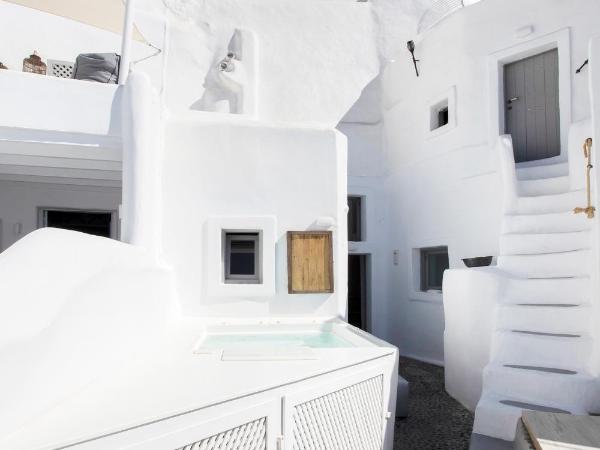 Ducato di Oia - Adults Only : photo 10 de la chambre chambre double avec bain à remous - vue partielle sur caldeira