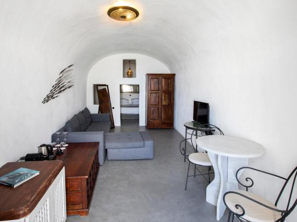 Ducato di Oia - Adults Only : photo 6 de la chambre chambre double avec bain à remous - vue partielle sur caldeira
