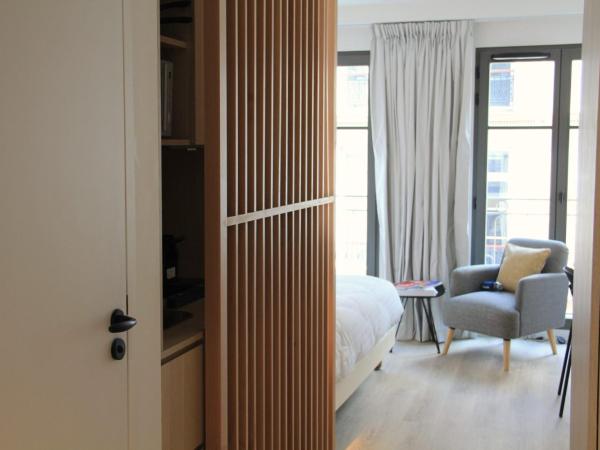 FINESTATE Coliving Champs-Elysées : photo 3 de la chambre appartement avec balcon