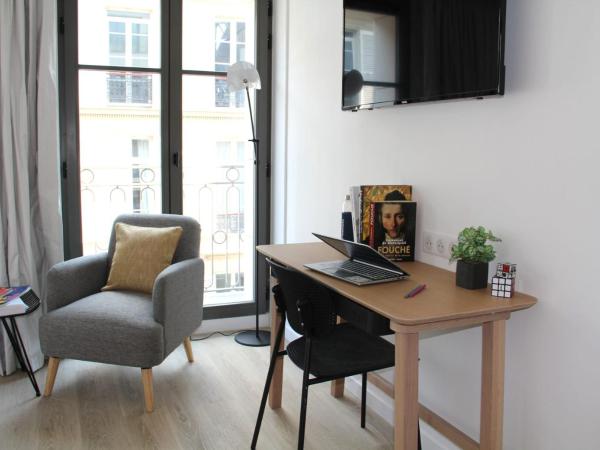 FINESTATE Coliving Champs-Elysées : photo 2 de la chambre appartement avec balcon