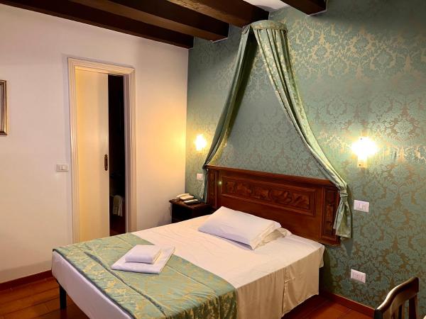 Hotel Canada : photo 2 de la chambre petite chambre double