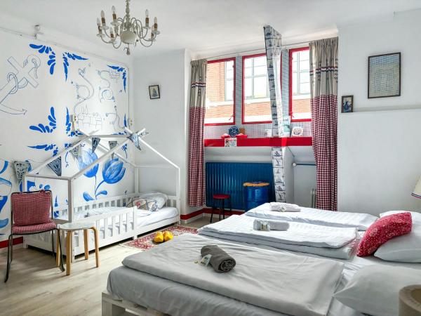 Hostel ROOM Rotterdam : photo 3 de la chambre chambre double familiale avec lit clos et salle de bains commune