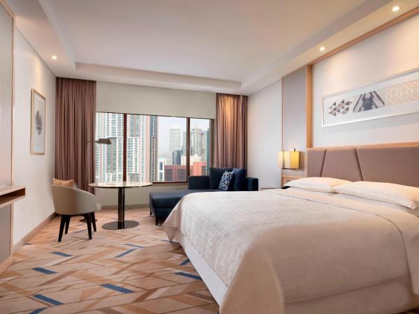 Sheraton Imperial Kuala Lumpur Hotel : photo 5 de la chambre chambre lit king-size avec accès au salon club - vue sur ville