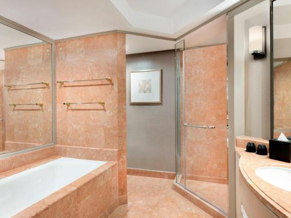 Sheraton Imperial Kuala Lumpur Hotel : photo 9 de la chambre chambre lit king-size - vue sur ville