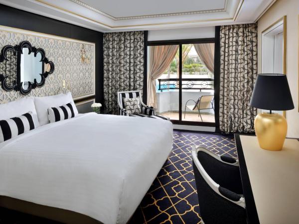 Fes Marriott Hotel Jnan Palace : photo 3 de la chambre suite junior avec 1 lit king-size, canapé-lit et balcon - vue sur jardin et piscine