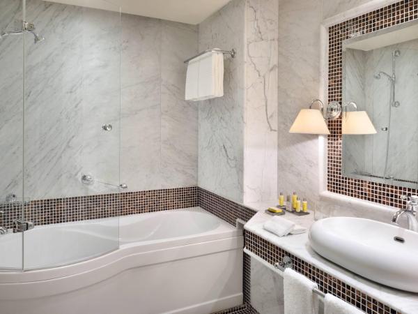 Fes Marriott Hotel Jnan Palace : photo 5 de la chambre chambre deluxe avec 1 lit king-size et balcon - vue sur jardin