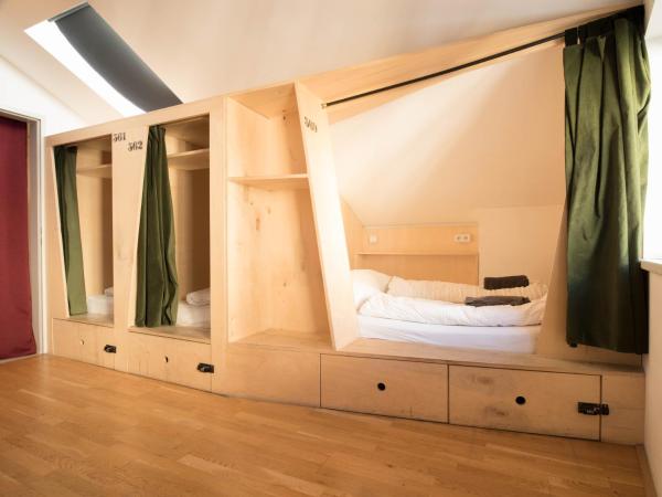 Montagu Hostel : photo 4 de la chambre lit double dans dortoir mixte de 6 lits