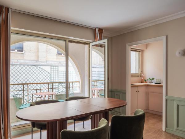 Royal Garden Champs-Élysées : photo 2 de la chambre appartement 4 personnes avec balcon