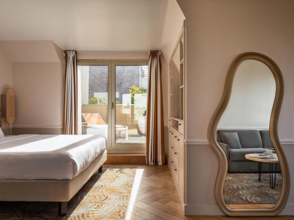 Royal Garden Champs-Élysées : photo 9 de la chambre suite junior avec terrasse - vue sur tour eiffel