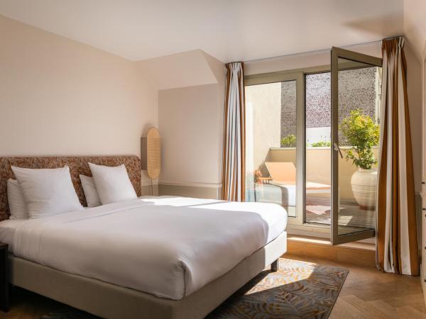 Royal Garden Champs-Élysées : photo 8 de la chambre suite junior avec terrasse - vue sur tour eiffel