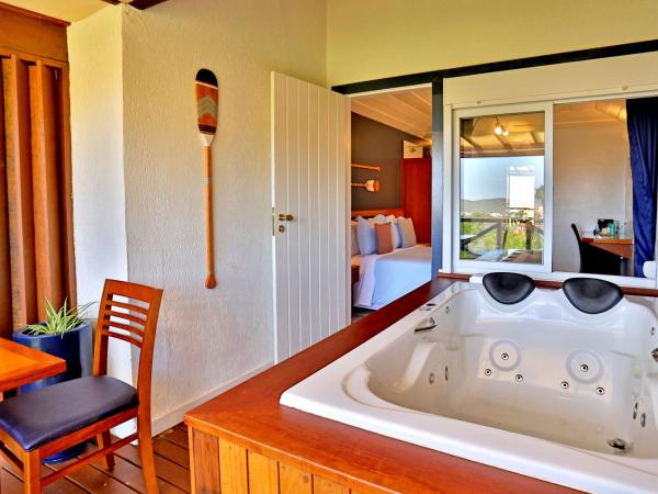 Pousada Santorini : photo 9 de la chambre chambre double avec baignoire spa
