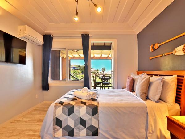 Pousada Santorini : photo 10 de la chambre chambre double avec baignoire spa