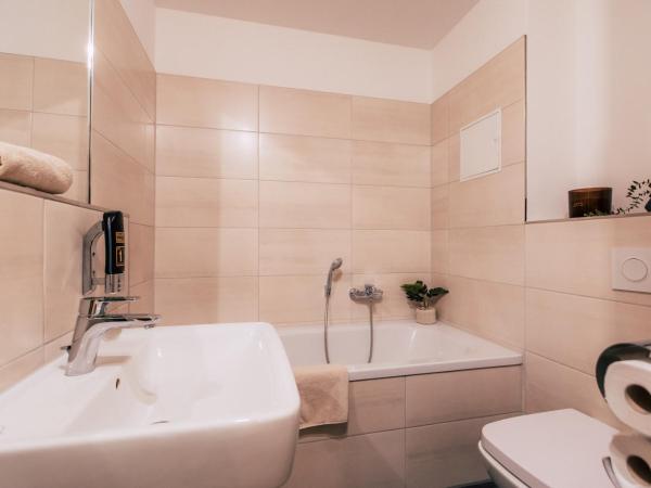 Luga Homes - Stadthaus : photo 6 de la chambre large three-bedroom apartment 
