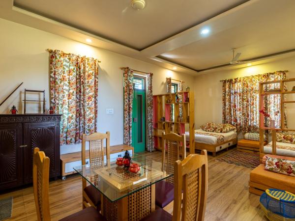 GiriSadan Organic Farm Retreat & Botanical Forest : photo 3 de la chambre chambre supérieure avec 2 lits queen-size