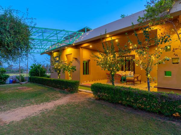 GiriSadan Organic Farm Retreat & Botanical Forest : photo 6 de la chambre chambre familiale - vue sur jardin