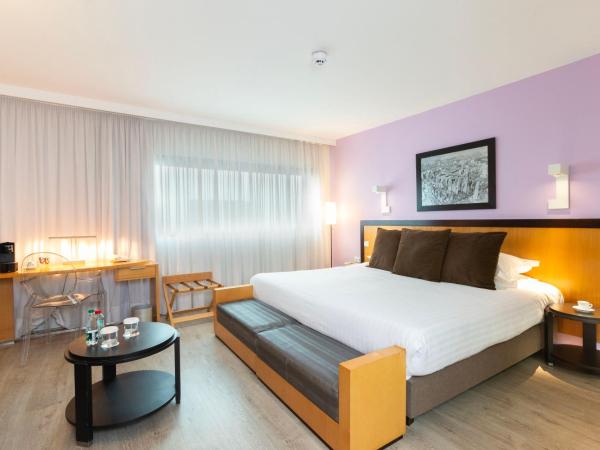 Hotel Lille Euralille - Hilton Affiliate Hotel : photo 4 de la chambre chambre lit queen-size deluxe - vue sur ville