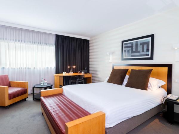 Hotel Lille Euralille - Hilton Affiliate Hotel : photo 6 de la chambre chambre lit queen-size deluxe - vue sur ville
