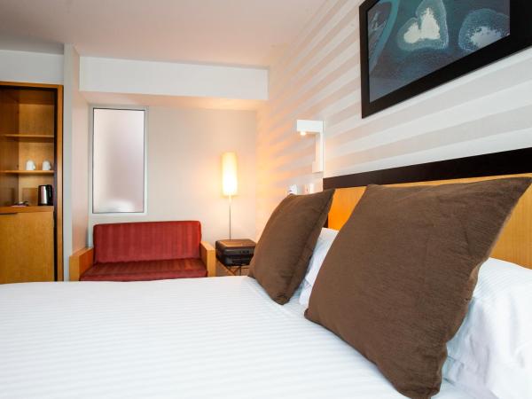 Hotel Lille Euralille - Hilton Affiliate Hotel : photo 5 de la chambre chambre lit king-size - accessible aux personnes à mobilité réduite