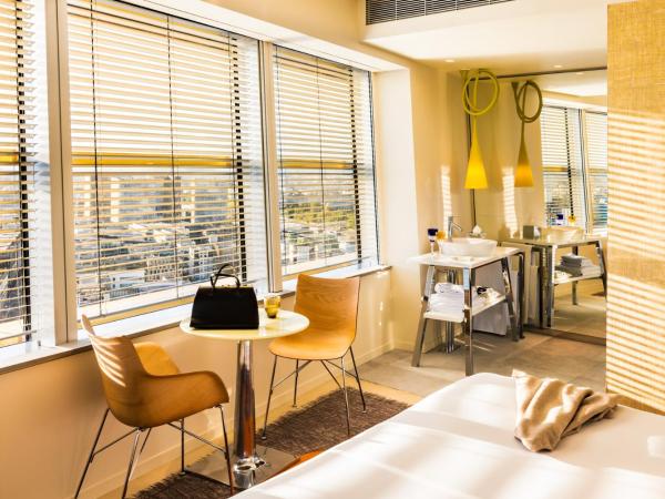 Too Hotel Paris - MGallery : photo 1 de la chambre suite junior avec 1 lit double - vue panoramique