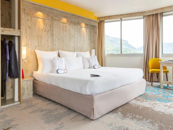 Mercure Millau : photo 6 de la chambre suite with one double bed and view