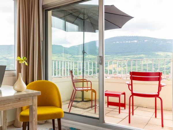 Mercure Millau : photo 7 de la chambre suite with one double bed and view