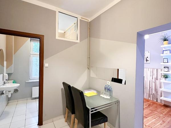 Explorer Hostel & Apartment Stare Miasto OLD TOWN 24H #don't be a tourist, be an Explorer! : photo 9 de la chambre chambre triple avec salle de bains privative