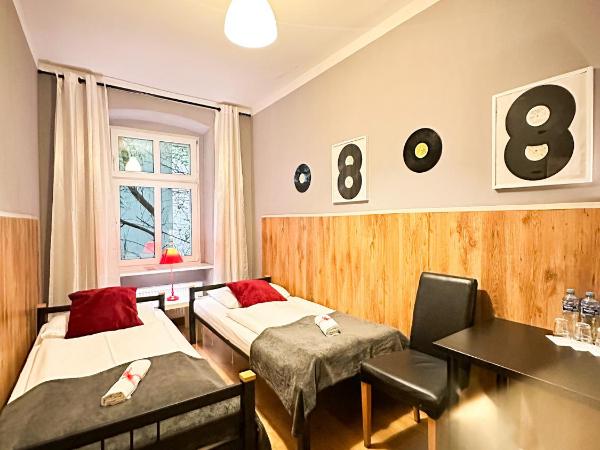 Explorer Hostel & Apartment Stare Miasto OLD TOWN 24H #don't be a tourist, be an Explorer! : photo 2 de la chambre chambre triple avec salle de bains privative