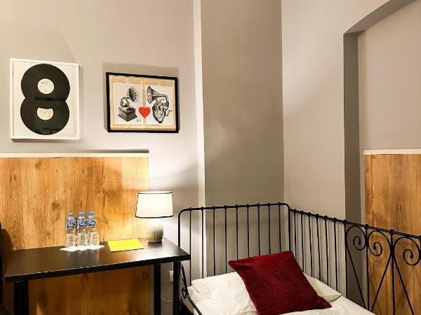 Explorer Hostel & Apartment Stare Miasto OLD TOWN 24H #don't be a tourist, be an Explorer! : photo 6 de la chambre chambre triple avec salle de bains privative