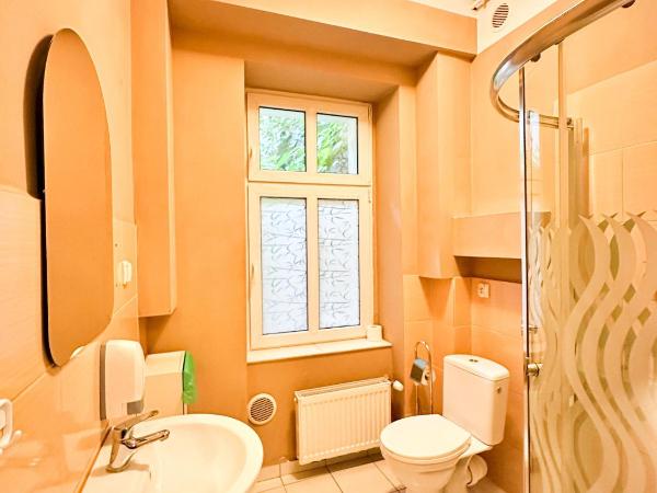 Explorer Hostel & Apartment Stare Miasto OLD TOWN 24H #don't be a tourist, be an Explorer! : photo 5 de la chambre chambre triple avec salle de bains privative