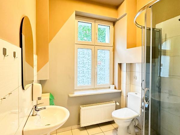 Explorer Hostel & Apartment Stare Miasto OLD TOWN 24H #don't be a tourist, be an Explorer! : photo 3 de la chambre chambre triple avec salle de bains privative